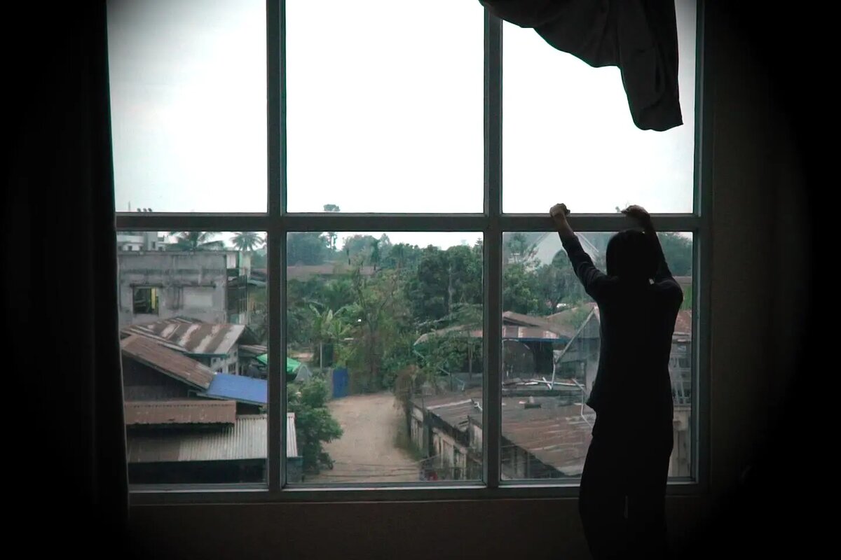 Молодая женщина, которая в возрасте 17 лет стала жертвой торговли людьми со стороны матери своей подруги, пообещавшей ей хорошо оплачиваемую работу по уходу за ребенком, а затем продавшей ее семье в Китае в качестве невесты. После покупки она была заключена в тюрьму и подвергнута рабству, но через несколько месяцев ей удалось сбежать и вернуться домой в Мьянму. (Источник: https://www.hrw.org/news/2019/11/04/bride-trafficking-china-spreads-across-asia)