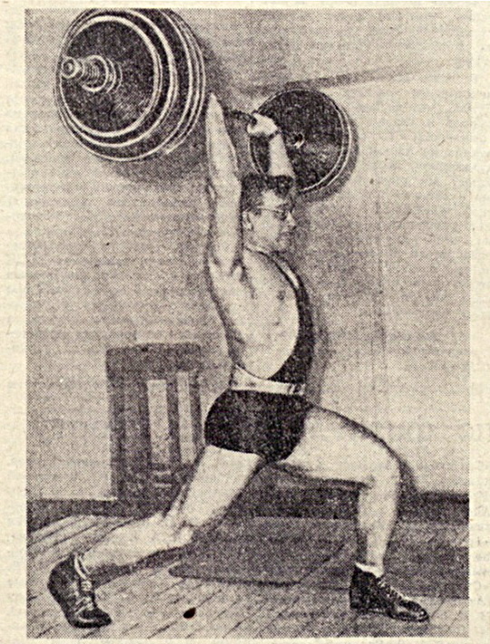 Рекордсмен СССР Юрий Власов на тренировке