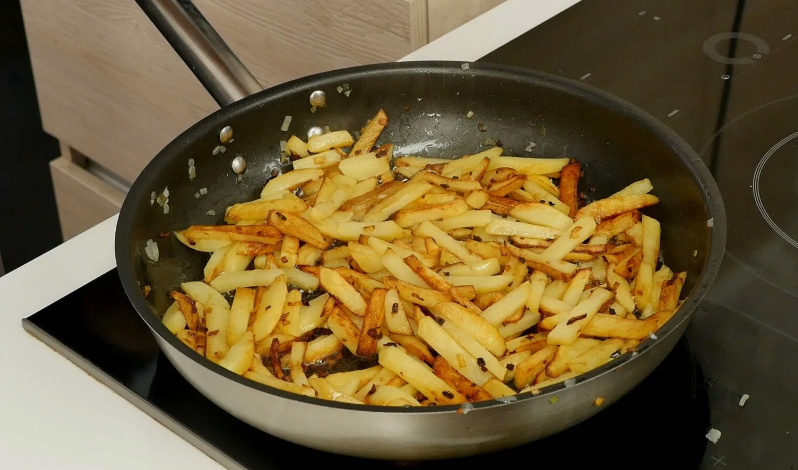 жарю картошку на сковородке