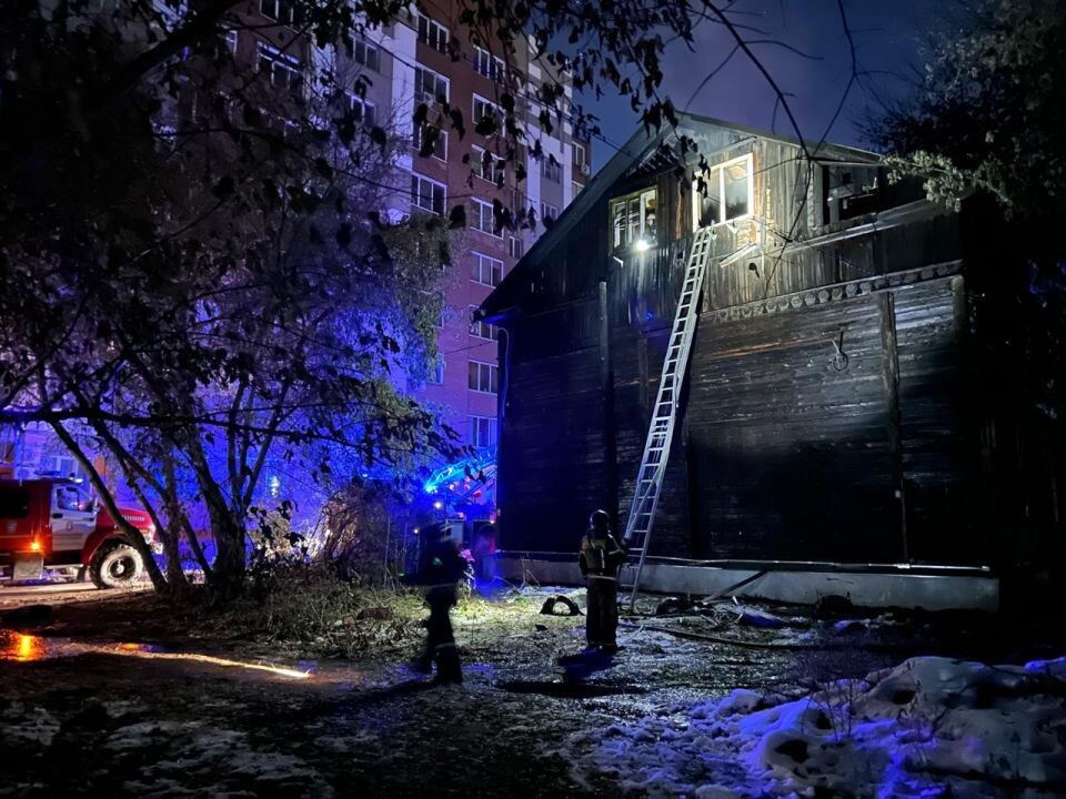    Пожар в деревянном доме в Новосибирске. Источник: Пресс-служба СУ СК России по Новосибирской области
