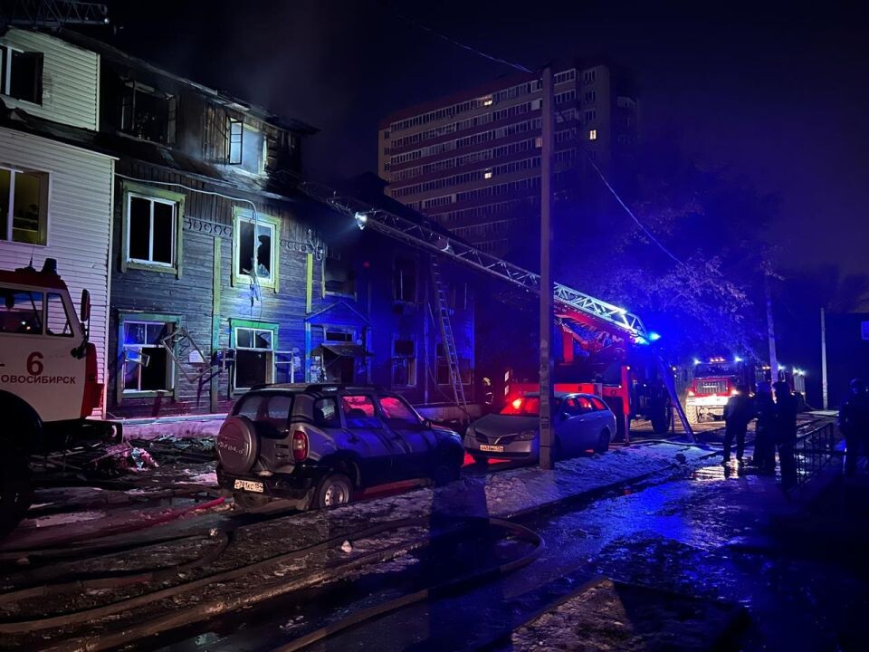    Пожар в деревянном доме в Новосибирске. Источник: Пресс-служба СУ СК России по Новосибирской области