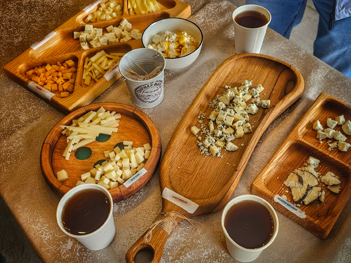 Дегустационный стол на сыроварне «Сырная марка». Октябрь 2025