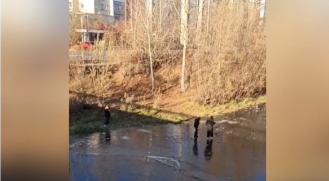    Мэрия Сургуте предупреждает об опасности выхода на первый лёд