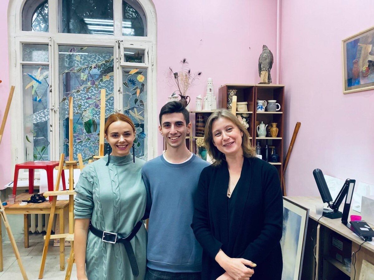 Никулина И.Ю., руководитель студии "Мир искусства", Тоноян Давид, Серебрякова-Николаева Е.А., заместитель руководитель студии "Мир искусства"