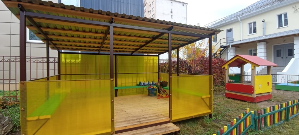 Тверские депутаты учат подростков нужной профессии и ставят навесы для детей