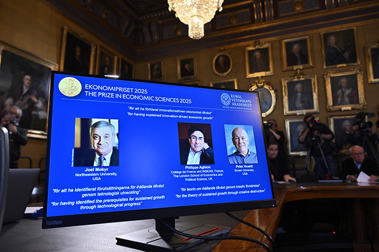    «В 2025 году Нобелевскую премию по экономике вручили трем авторам. Одну половину премии получил Джоэл Мокир, вторую поделили Филипп Агьон и Питер Ховит».   
Фото: © Anders Wiklund / Keystone Press Agency / www.globallookpress.com