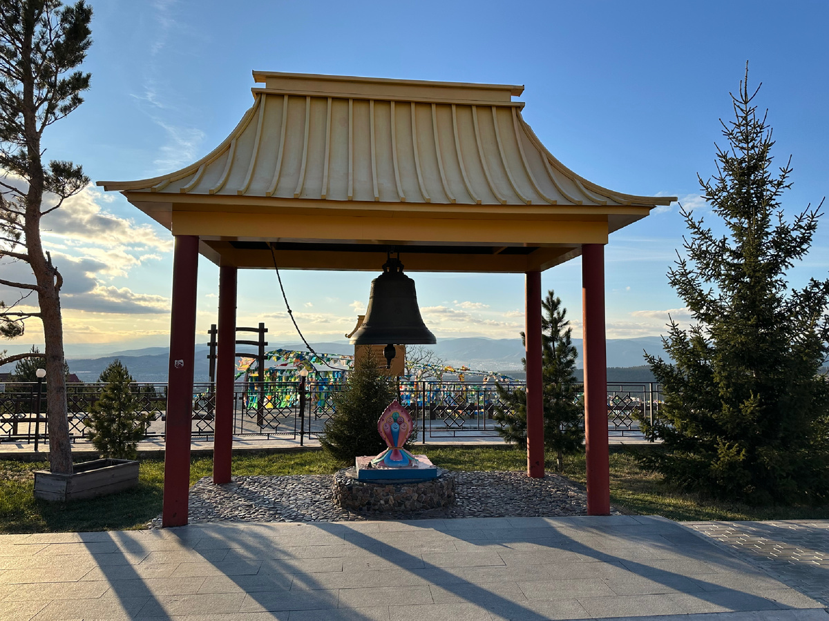 Колокол четырех печатей — уникальная достопримечательность Улан-Удэ, представляющая собой огромный буддийский колокол, расположенный на территории храма «Ринпоче Багша». Эта реликвия была создана в 2009 году по инициативе и благословению известного ламы Еше Лоди Ринпоче.