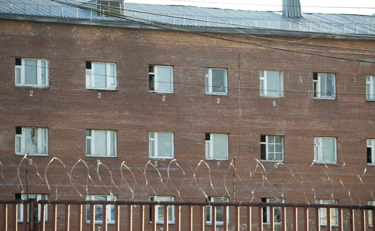    В Югре сотрудник исправительной колонии брал взятки за пронос заключённым запрещенных предметов