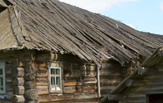 Дружеский шарж на тему: "Во что превращается деревянная кровля на деревянном доме через 1000 лет эксплуатации"