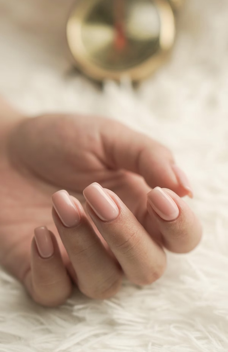 Классический нюдовый маникюр 