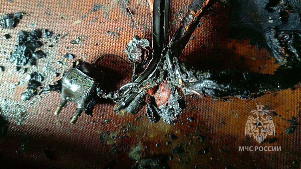    Бесхозный дом загорелся в Конышовском районе Курской области