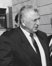    Лазарь Наумович Бородов родился в 1935 году в белорусском городе Полоцке. В 1941 году, с началом Великой Отечественной войны, его семья эвакуировалась в Татарстан. После окончания университета он получил направление на Казанский оптико-механический завод (КОМЗ), где проработал 35 лет, пройдя путь от инженера до заместителя генерального директора по социальным вопросам и быту.