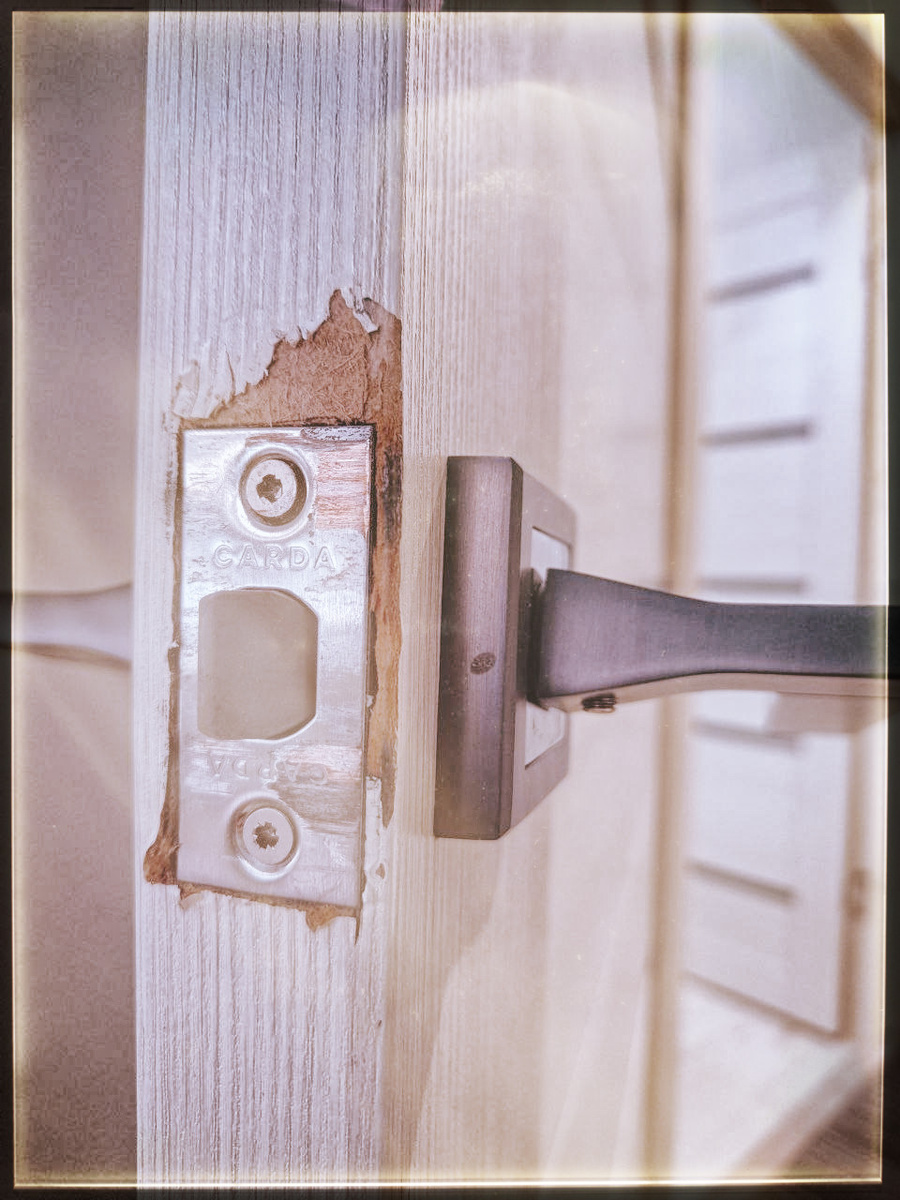 Весь замок и часть двери