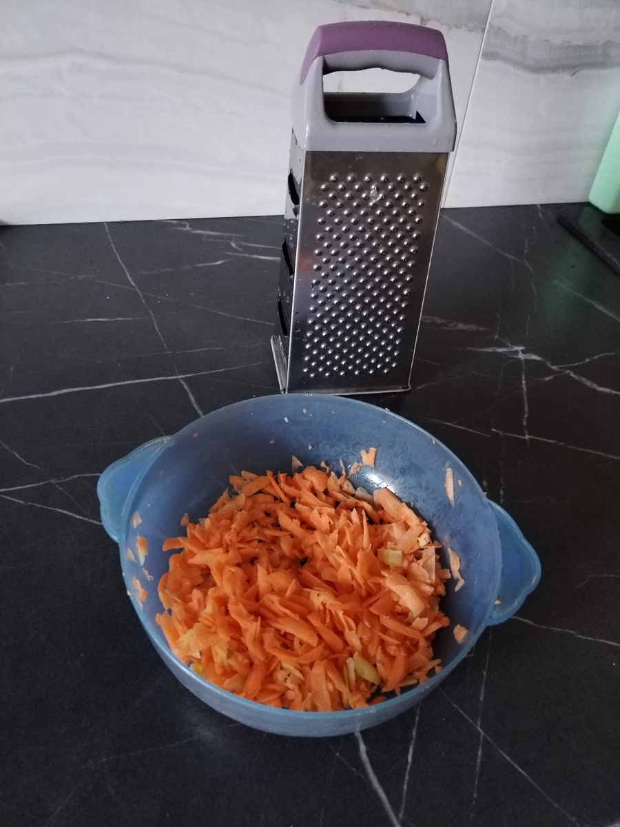 Морковь трём на терке.