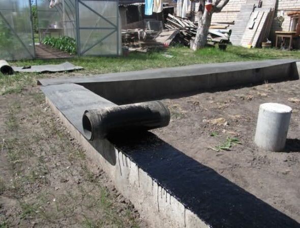 На фото: работа компании WOOD HOME (гидроизоляция и подкладочная доска)