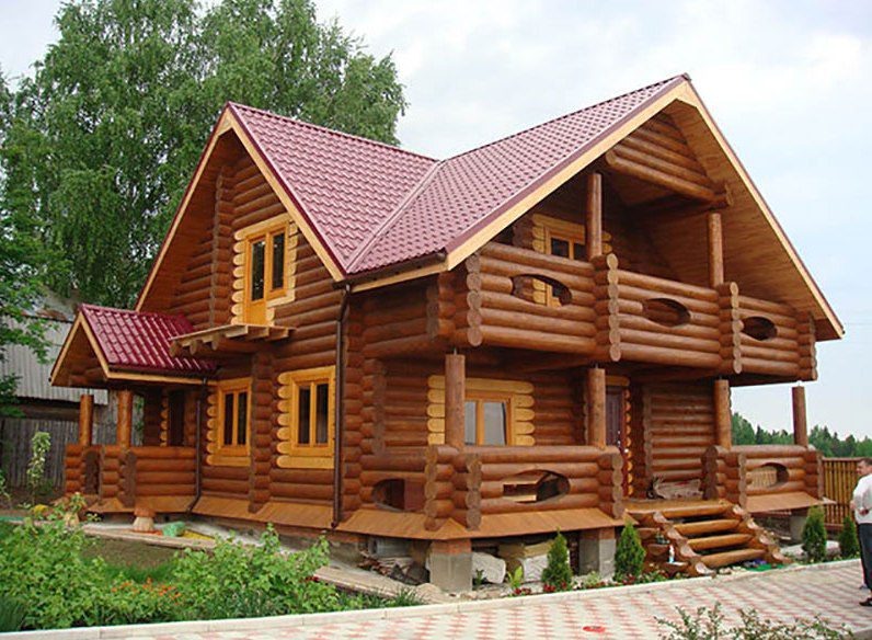 На фото: работа компании WOOD HOME (сборка сруба из оцилиндрованного бревна)
