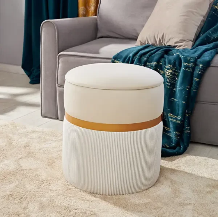 Пуф молочного цвета 