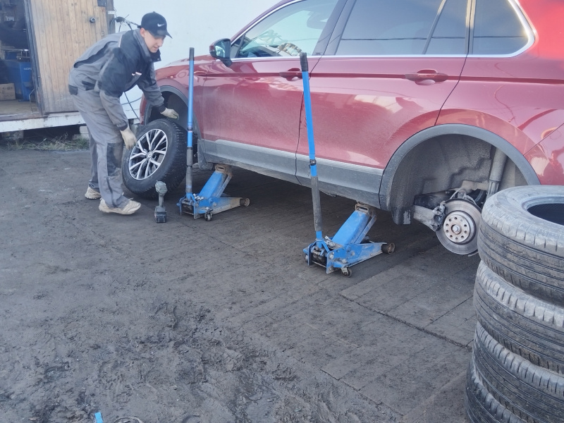    Очереди из автомобилистов образуются у шиномонтажей в КарелииФактор Новости