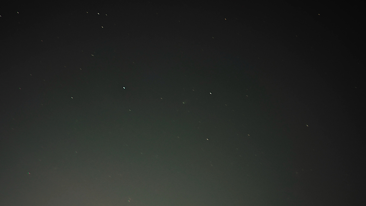 Комета C/2025 A6 (Lemmon) в самом центре этого изображения. Хвост кометы едва угадывается, он направлен по диагонали вправо и вверх. Фото автора.