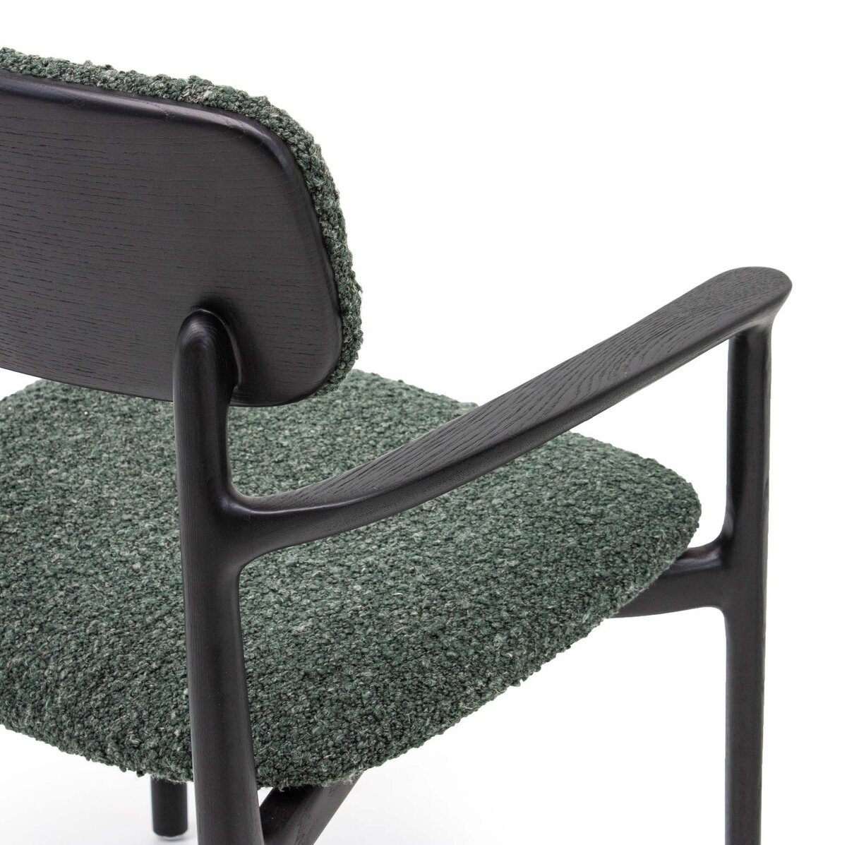 Модель Frank – это чистая поэзия формы. Его лаконичный
силуэт лишен всего лишнего, чтобы подчеркнуть главное –
плавный изгиб цельного каркаса, перетекающий от спинки к
изящным, сужающимся книзу ножкам. Каркас из
тонированного массива ясеня с шелковисто-матовой
отделкой создает ощущение надежности и тепла
натурального дерева. Модель представлена в двух вариантах
- с подлокотниками и без.
Frank - это логическое развитие философии коллекции, где к
визуальной чистоте добавляется высшая степень комфорта.
Подлокотники не выглядят как отдельный элемент – они
являются органичным продолжением каркаса, словно
вырастая из него. Их плавная, эргономичная форма создает
ощущение защищенности и уюта, приглашая к долгой беседе
за ужином или неспешному отдыху с книгой.
Сохраняя общую элегантность силуэта, Frank с
подлокотниками приобретает более статусный и
завершенный характер. Он безупречно смотрится как во
главе обеденного стола, так и в качестве самостоятельного
элемента в гостиной, кабинете или лаунж-зоне.