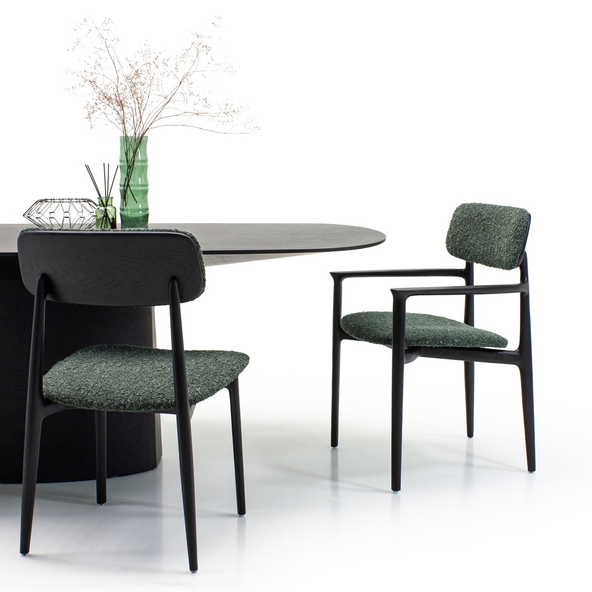 Дизайн вне времени: Формы, которые останутся актуальными
десятилетия.
Безупречные материалы: Только натуральное дерево и
премиальный европейский текстиль.
Мастерство в деталях: Каждое соединение, каждый изгиб
доведен до совершенства.
Frank - это выбор тех, кто создает вокруг себя осознанное и
гармоничное пространство.