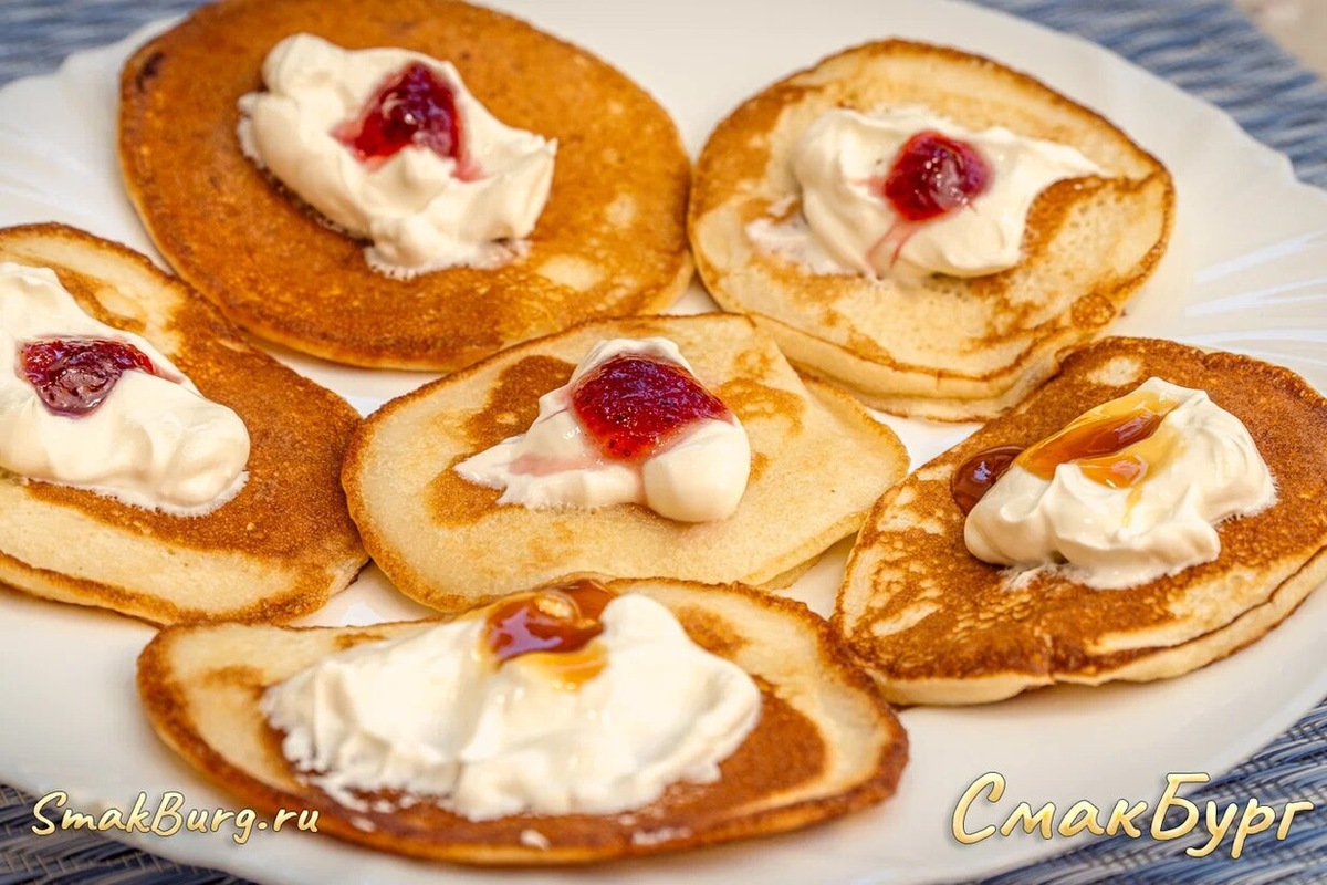 Домашние оладушки на кислом молоке: готовятся быстро, съедаются ещё быстрее!