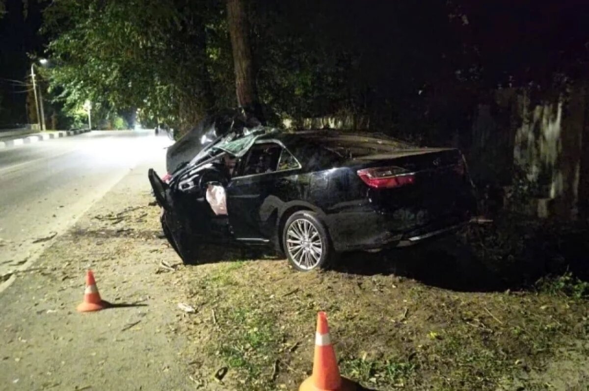    В Керчи доставили в больницу водителя, который врезался на машине в дерево