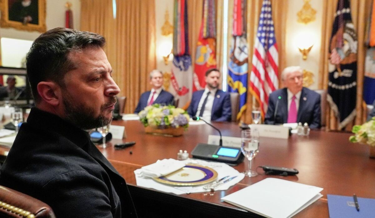     Владимир Зеленский во время встречи с президентом США Дональдом Трампом. 17 октября 2025. Источник: ria.ru Автор фото: © AP Photo / Alex Brandon