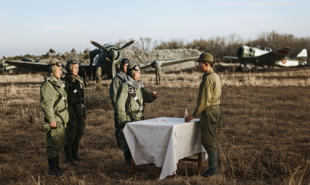 Японские лётчики-камикадзе собираются перед последним заданием, получая последние наставления и благословения