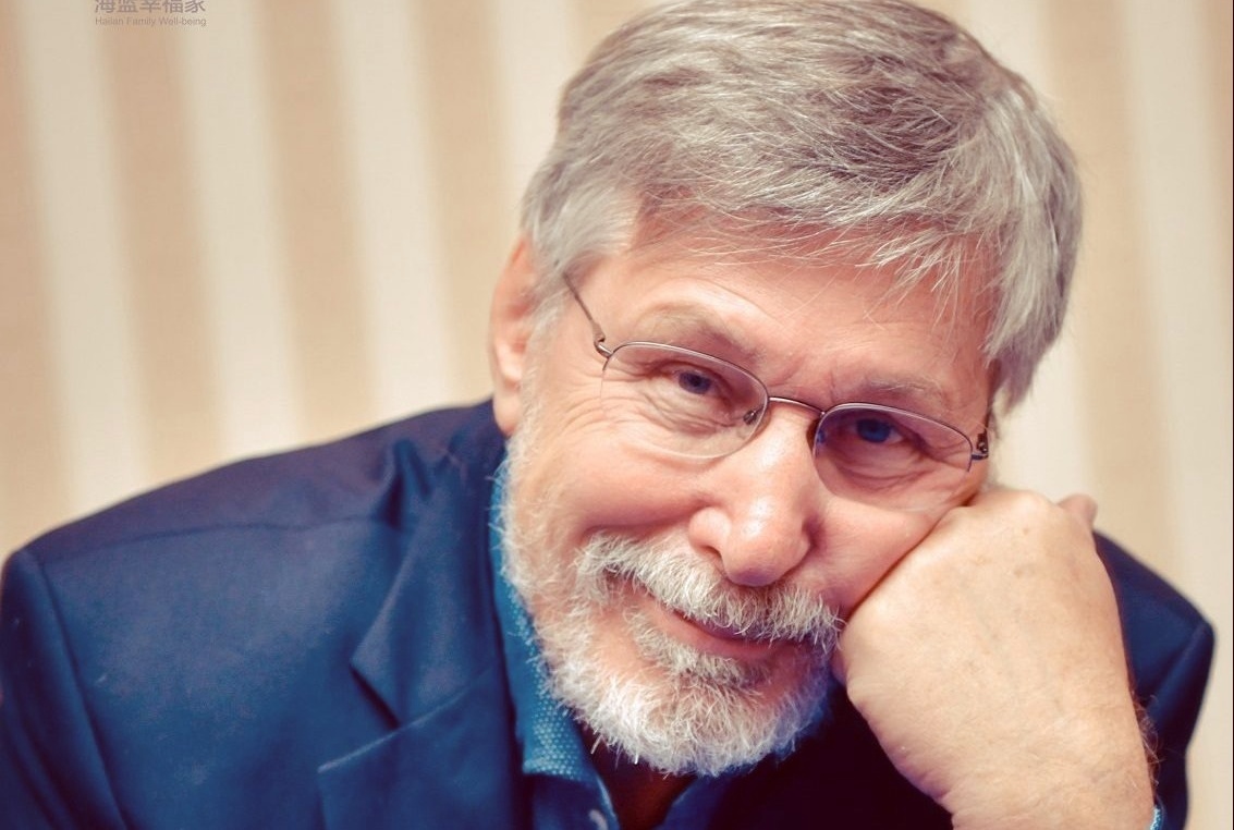 Бессел Ван дер Колк, психиатр, писатель, исследователь и педагог, специалист по проблемам посттравматического стресса (ПТСР), профессор медицины.