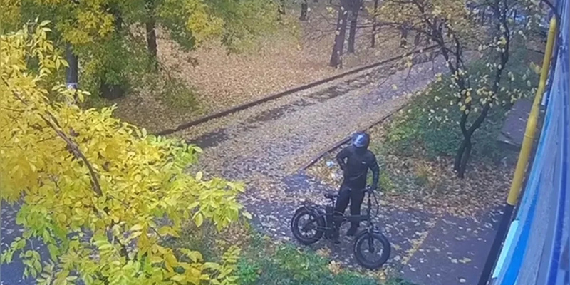 Преступник ожидает жертву неподалёку