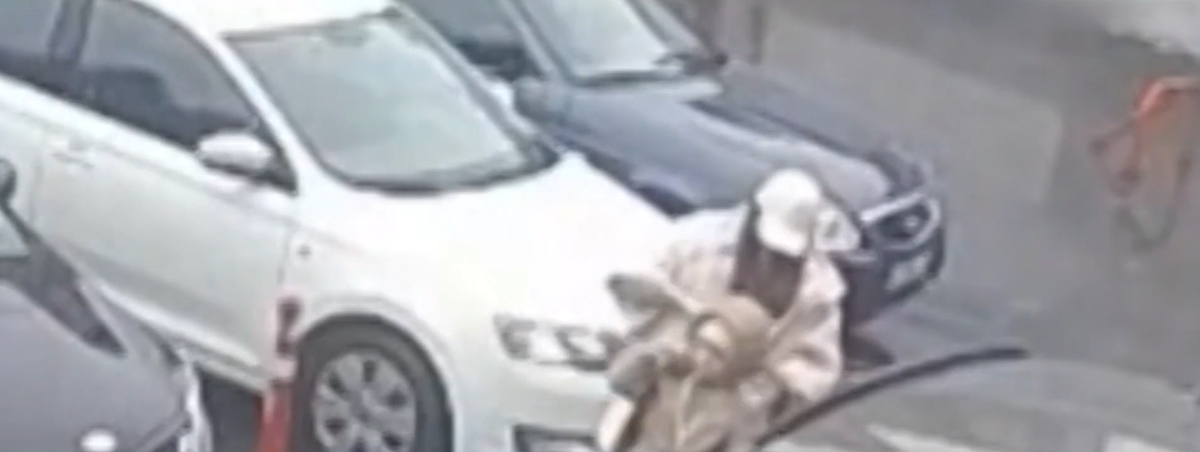 Женщина прощается с дочкой, надевает ей рюкзак на спину