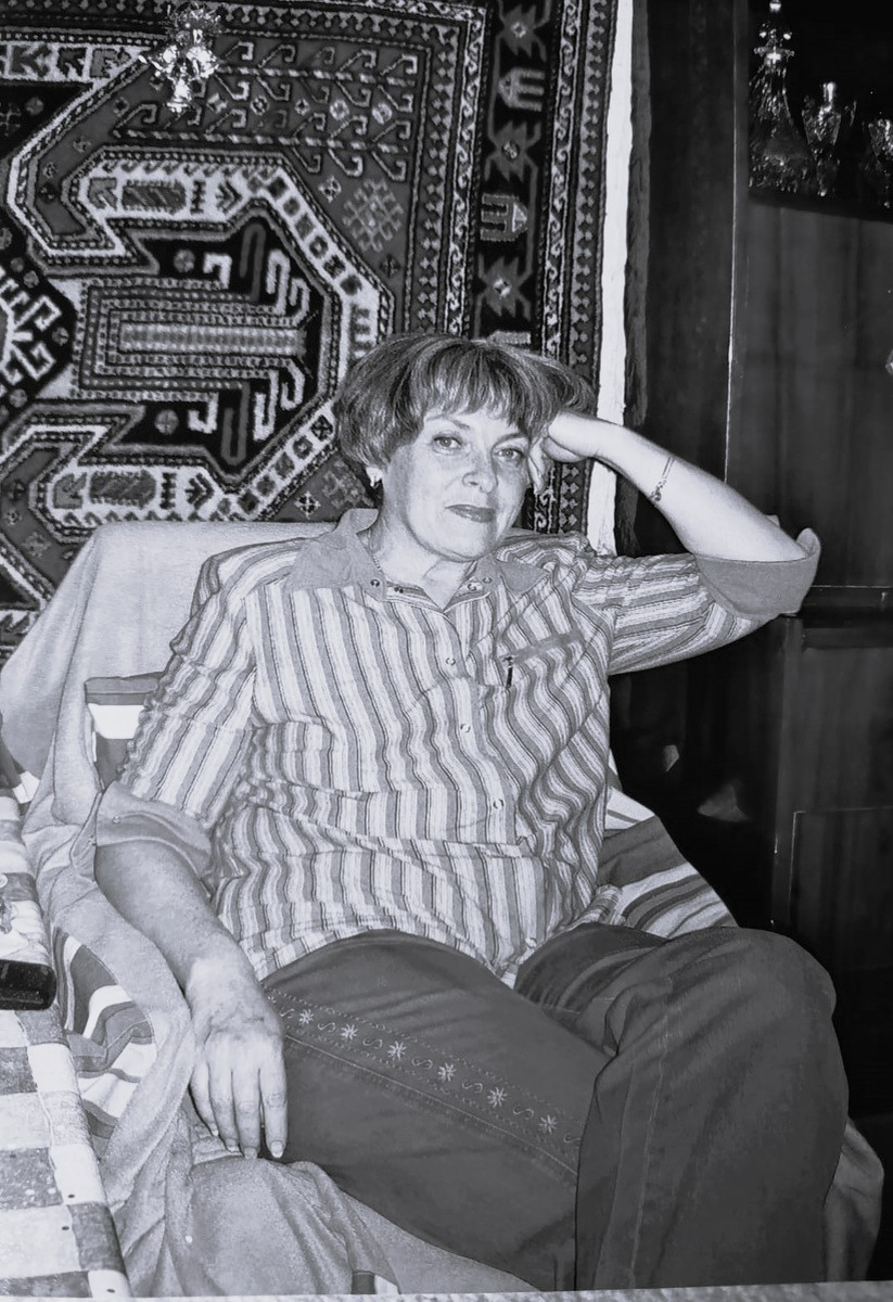 Елена Арямова на фоне ковра.