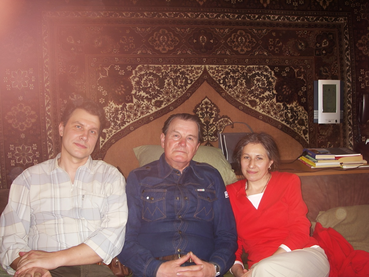 Муж, свекр и я на фоне "настенной" части ковра.
