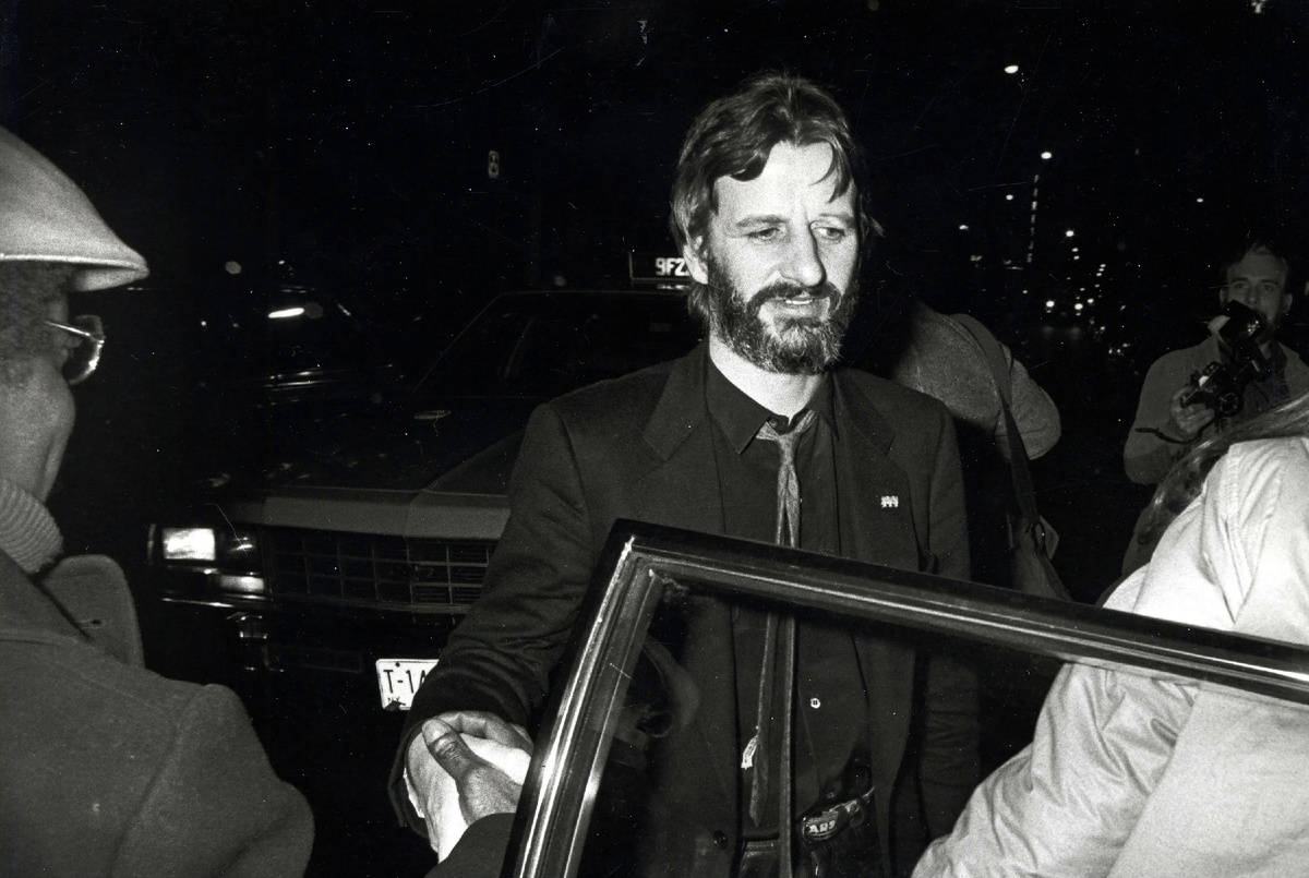 Ринго Старр приезжает в студию на запись альбома  «Stop and Smell the Roses». 1980 год.