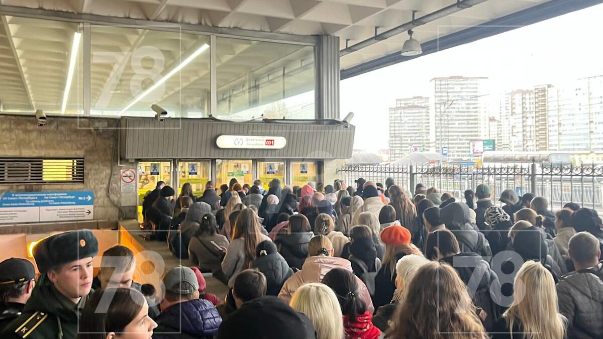 Выглядело это примерно так - на фото голова очереди, хвост тянется через подземный переход на улицу и там по тротуару на несколько метров 😱