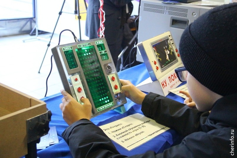    Фестиваль "Твоя квантовая Вселенная" в этом году проходит в Ледовом дворце. Там развернулось около 40 интерактивных площадок. "Наша станция называется "Квантовая биология". Мы по