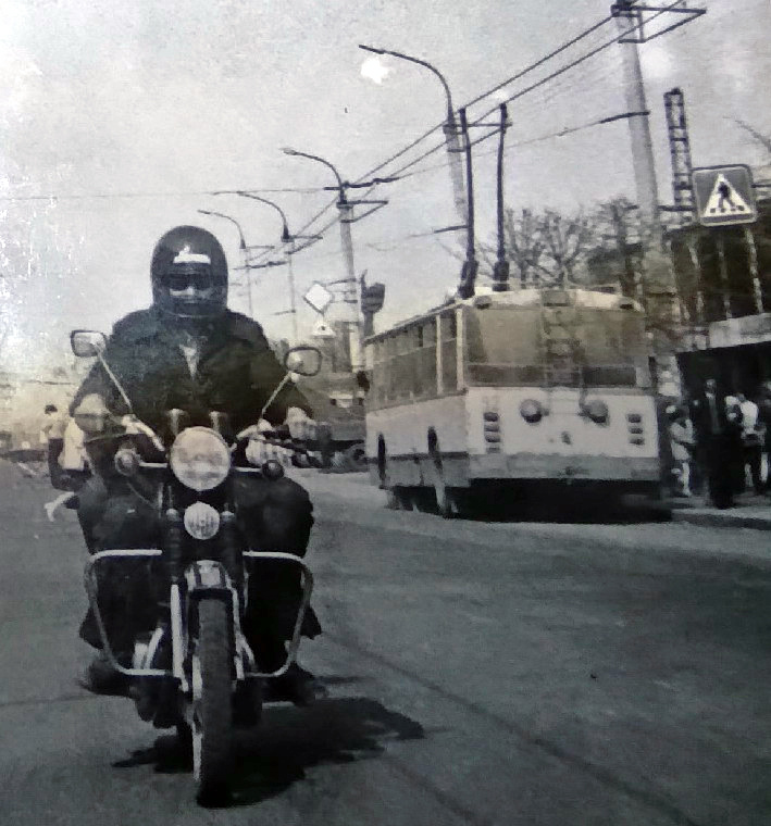 Он же на улице Первомайской около 1982 г. Фото из личного архива Василия Михайлова.