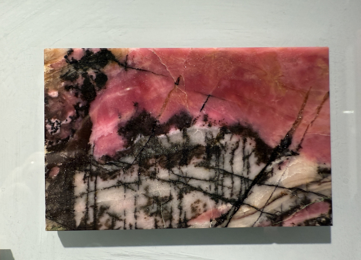 Родонит, Музей Камня В.О. Пелепенко, Екатеринбург, июнь 2025г. 