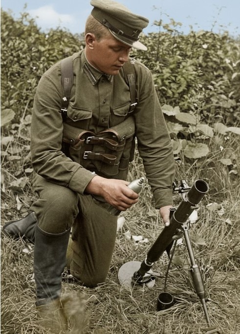 Боец с 50-мм минометом