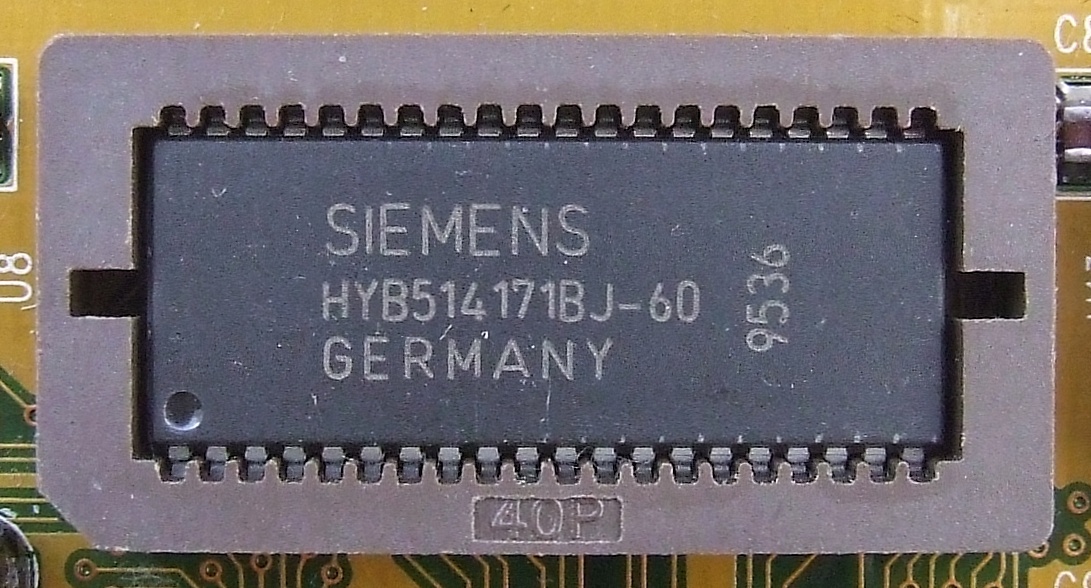 Микросхема DRAM памяти Siemens. Сделано в Германии. Изображение: Trio3D, CC BY-SA 3.0, commons.wikimedia.org