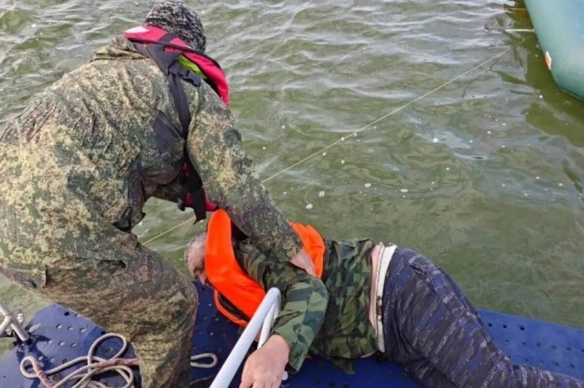    В Таганрогском заливе спасли выпавшего из лодки рыбака