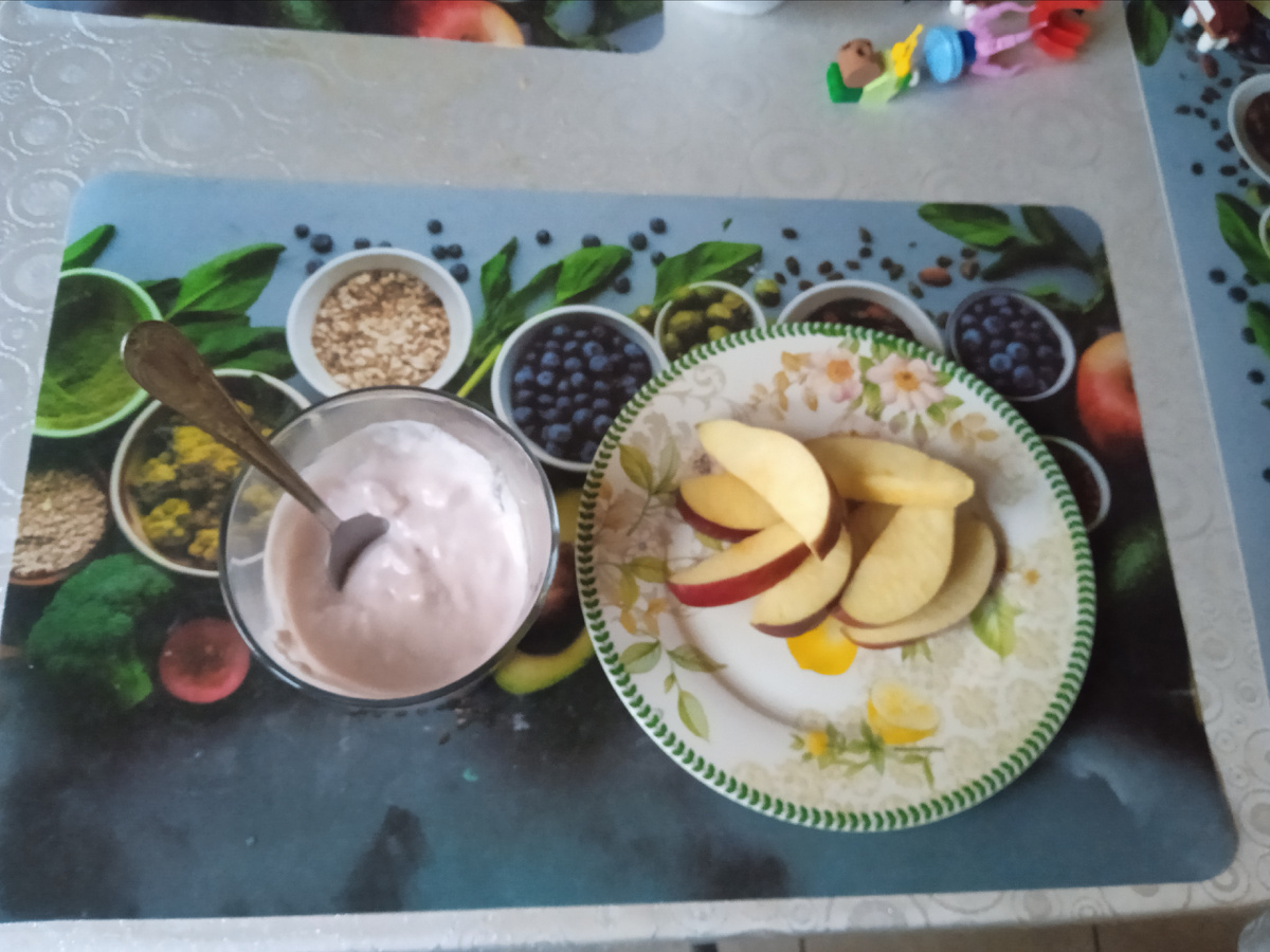 Мой ужин сегодня. Йогурт и яблочко. 