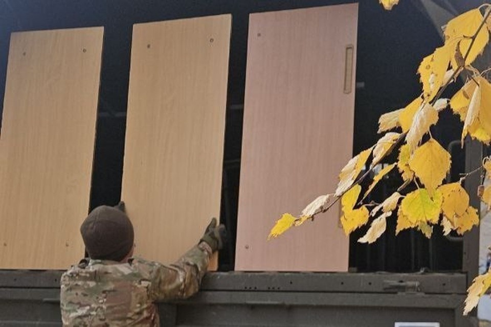    Военнослужащие попросили помочь с доставкой мебели для аудиторий. Фото: ТГ-канал Василия Шмарина