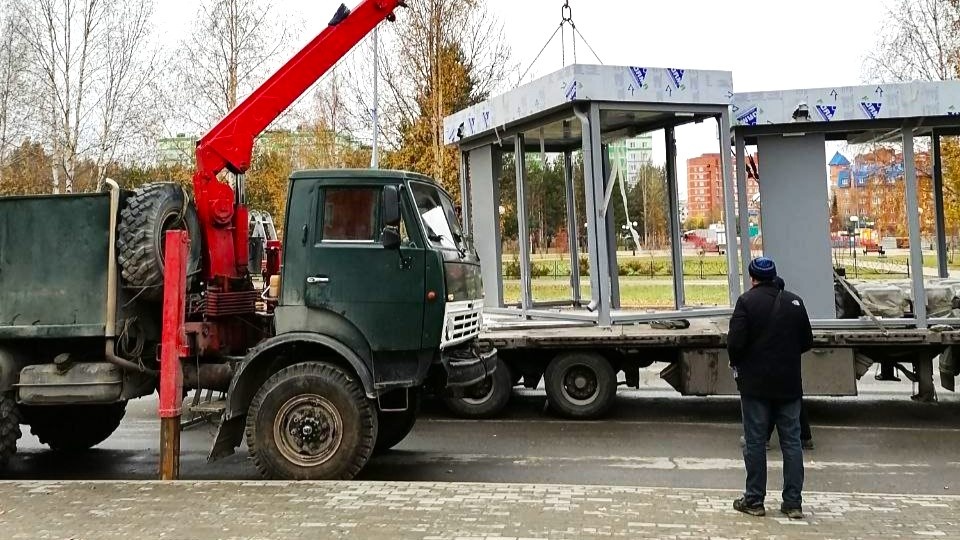    В Нягани начали устанавливать теплые остановки