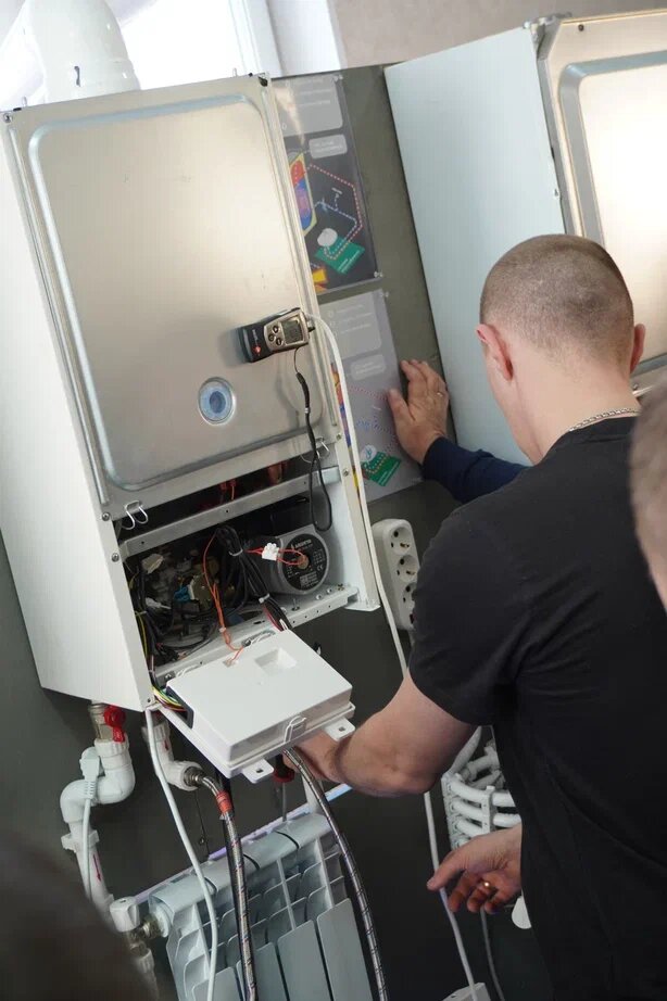 На фото: обучение на практическом курсе по "Котельный баблоруб"