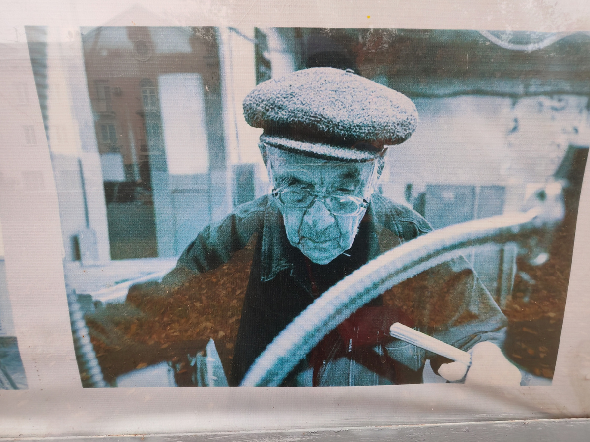 Михаил Иванович Лимасов -  фото с информационного стенда 