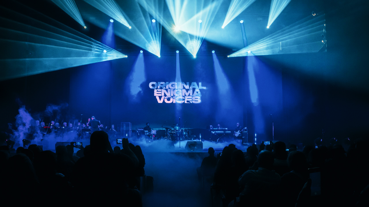 Сцена шоу «Original ΣNIGMA Voices» выглядит максимально атмосферно.