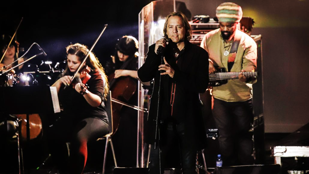 Андреас Харде (Angel X) исполняет песни The Rivers Of Belief и Return to Innocence.