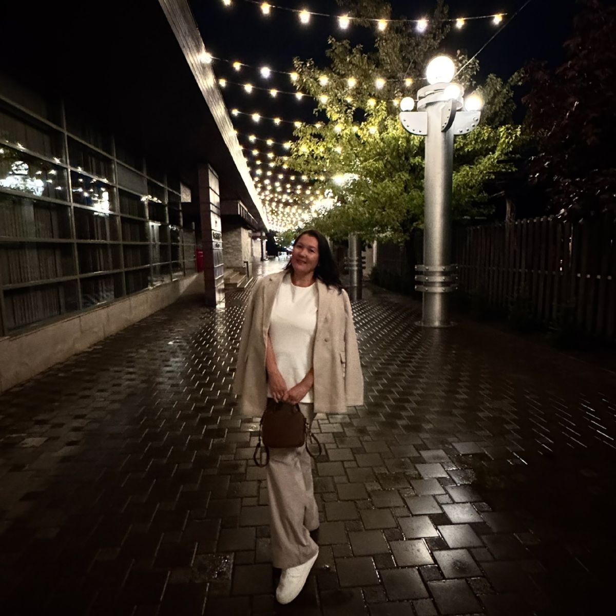 Привет, я Оксана. В марте 2024 года мы переехали из Перми в Анапу. Мы семья медиков. Муж работает на скорой, я занимаюсь детьми (их у нас трое)  и веду блоги в социальных сетях. Подписывайтесь и следите за жизнью многодетной семьи на берегу Черного моря.